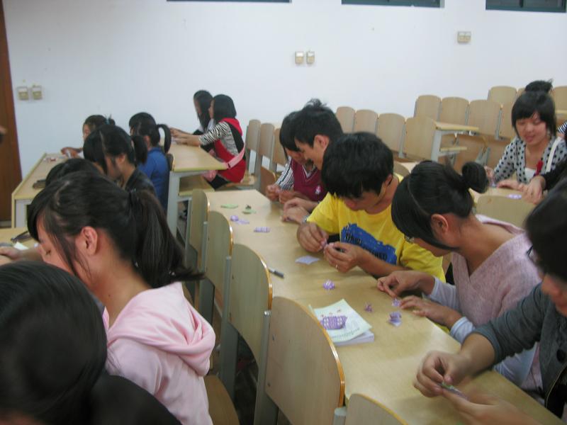 同学们在折叠千纸鹤